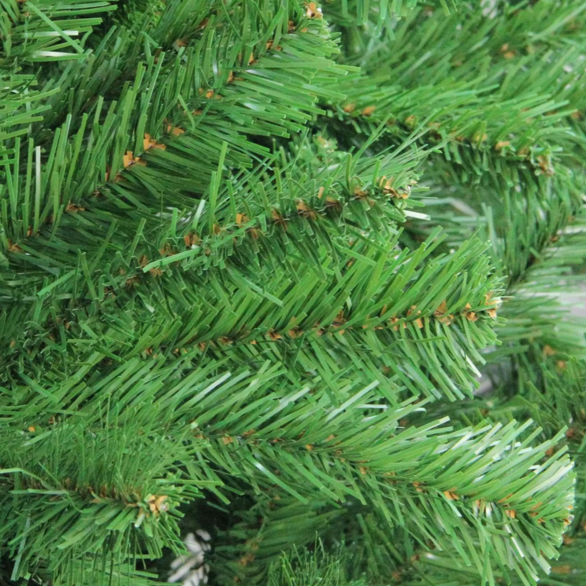 Northlight Unlit-7.5' Medium Hazelton Spruce Artificial Christmas Tree, Unlit