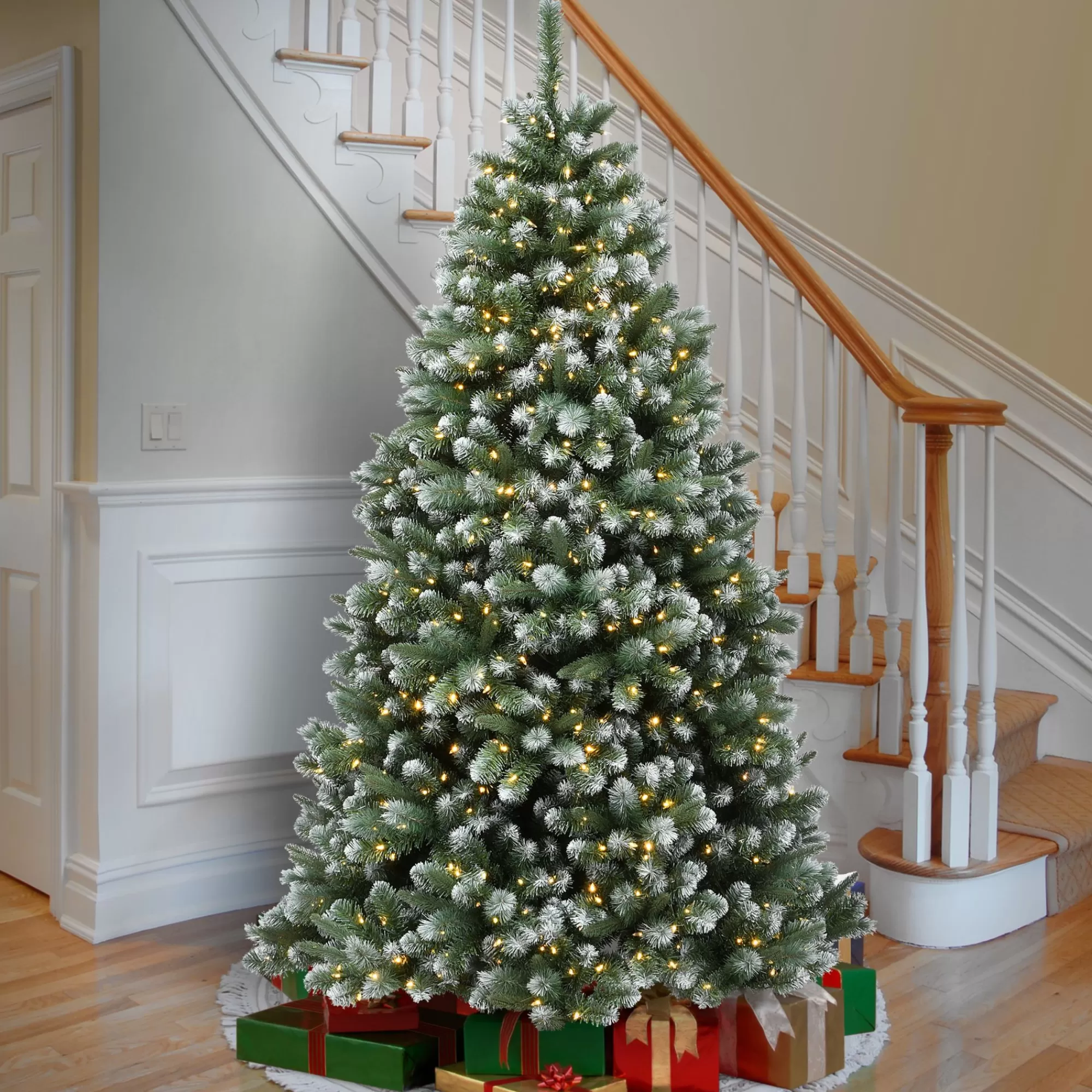 National Tree 7.5' Pre-Lit Finley Pine Artificial Christmas Tree - Clear Lights< Pre-Lit